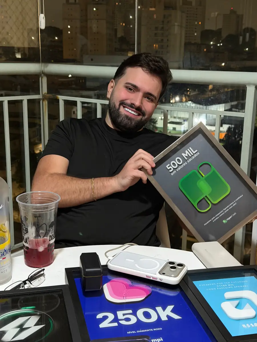 Lucas Penha segurando placa de 500 mil reais em valores sacados